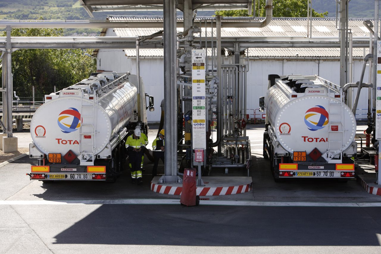 Photographie corporate professionnelle de reportage, camions sur un site de stockage de carburant