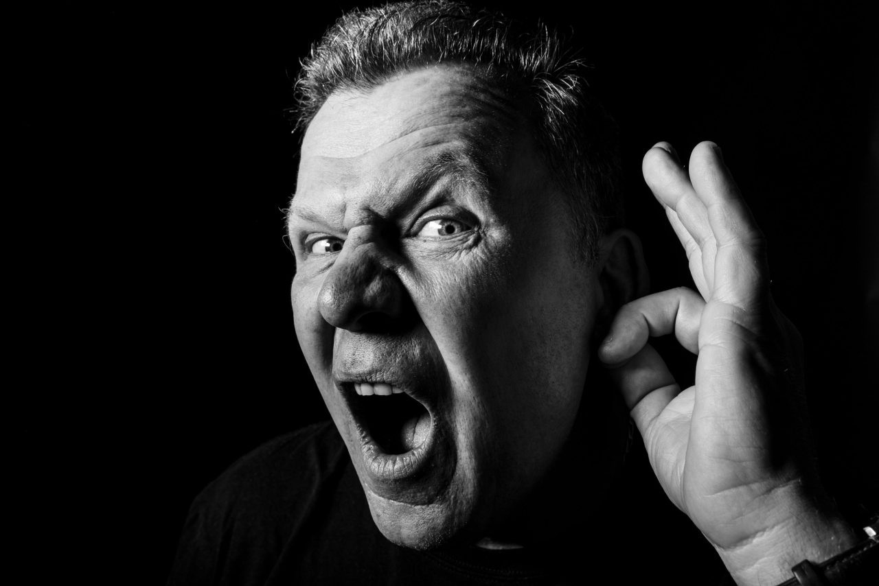 Photo de portrait artistique en noir et blanc d'un homme en train de crier