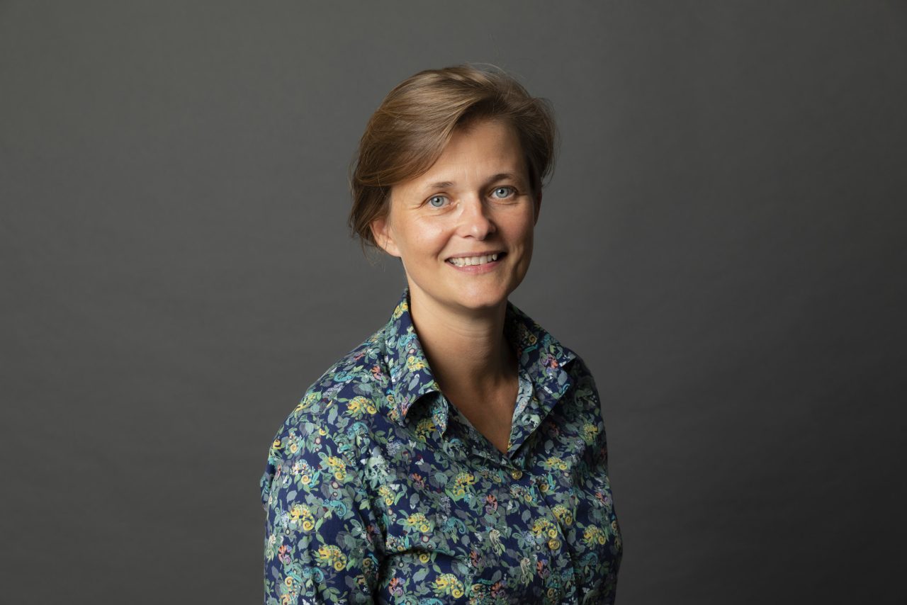 Photo de portrait corporate d'une femme avec un chemisier à fleurs