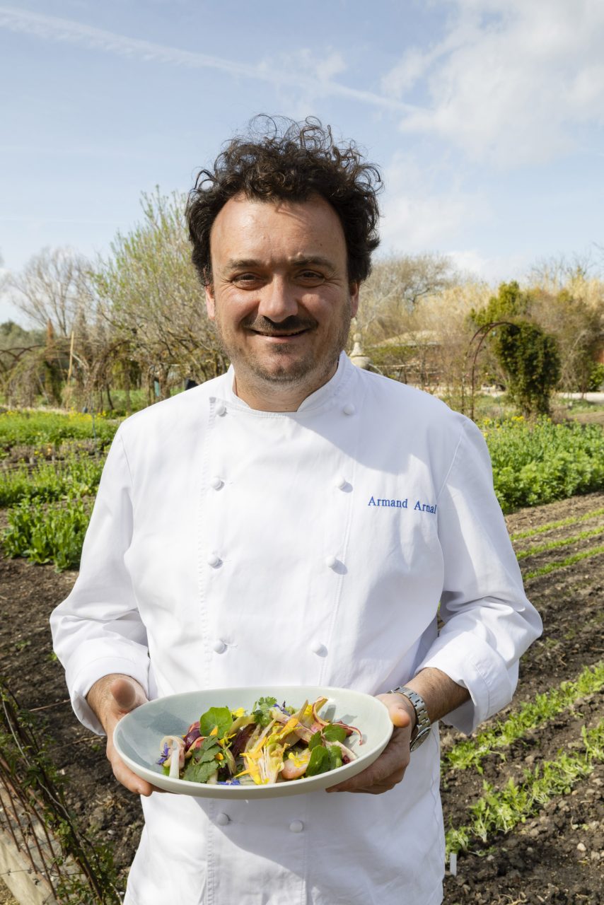 Photo de portrait corporate d'un chef étoilé dans son potager