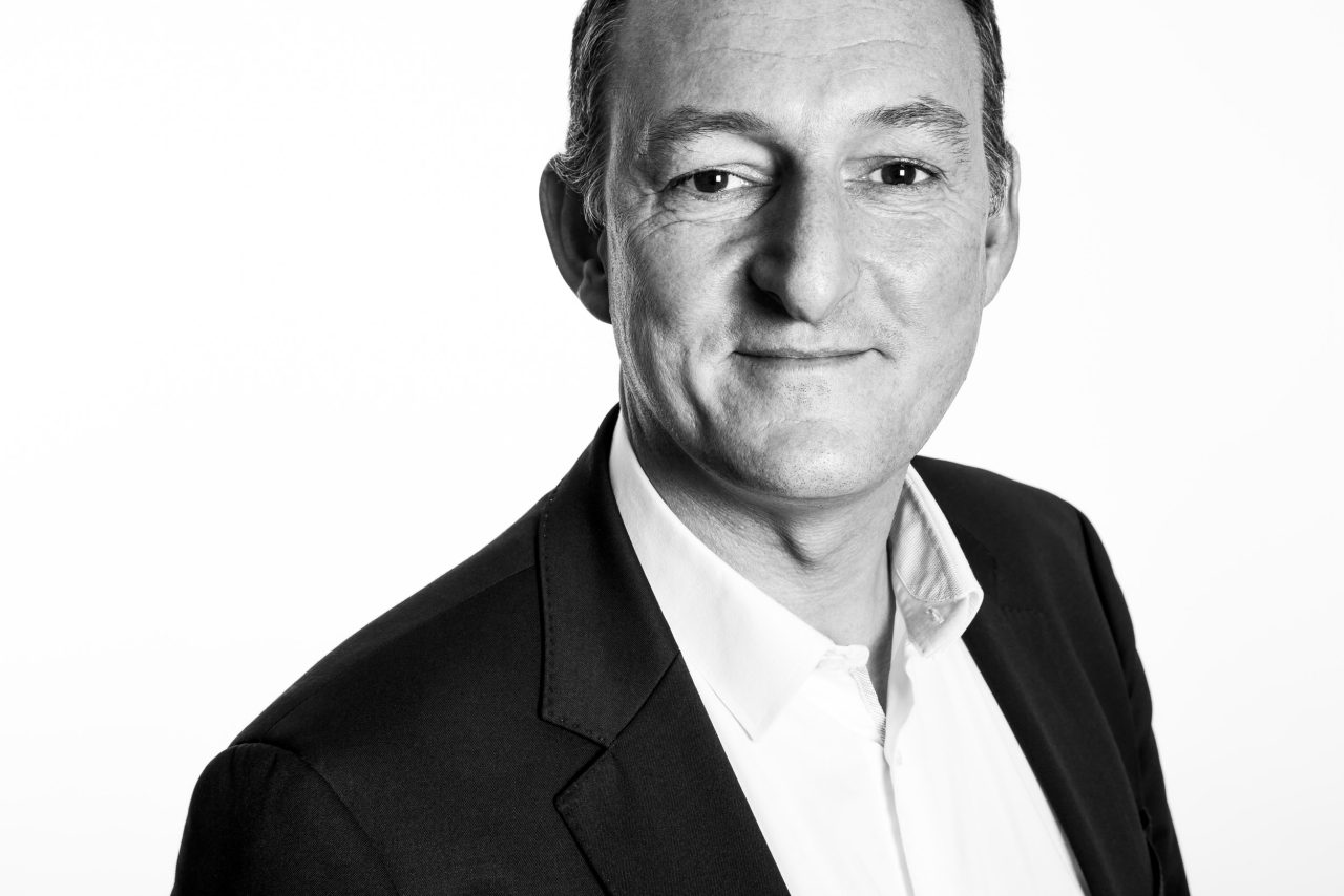 Photo de portrait corporate noir et blanc en studio